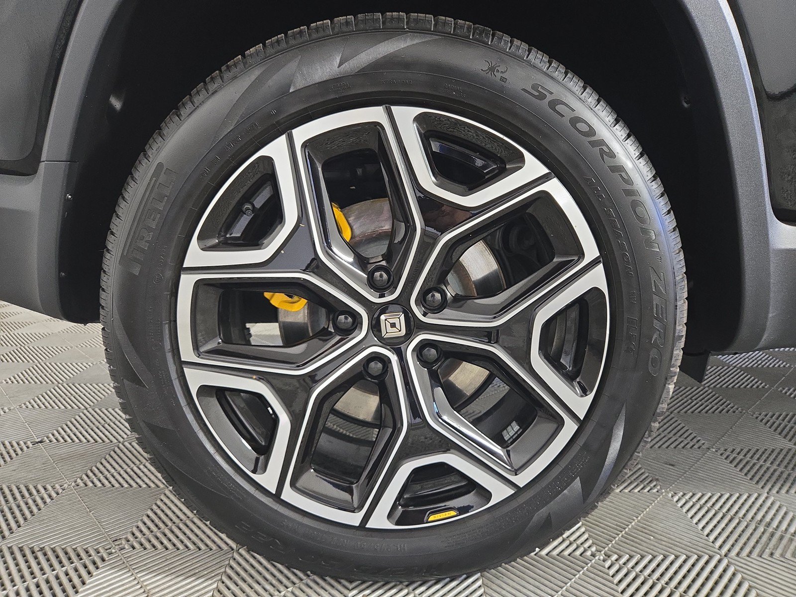 Used 2024 Rivian R1S Adventure AWD/4WD image 12