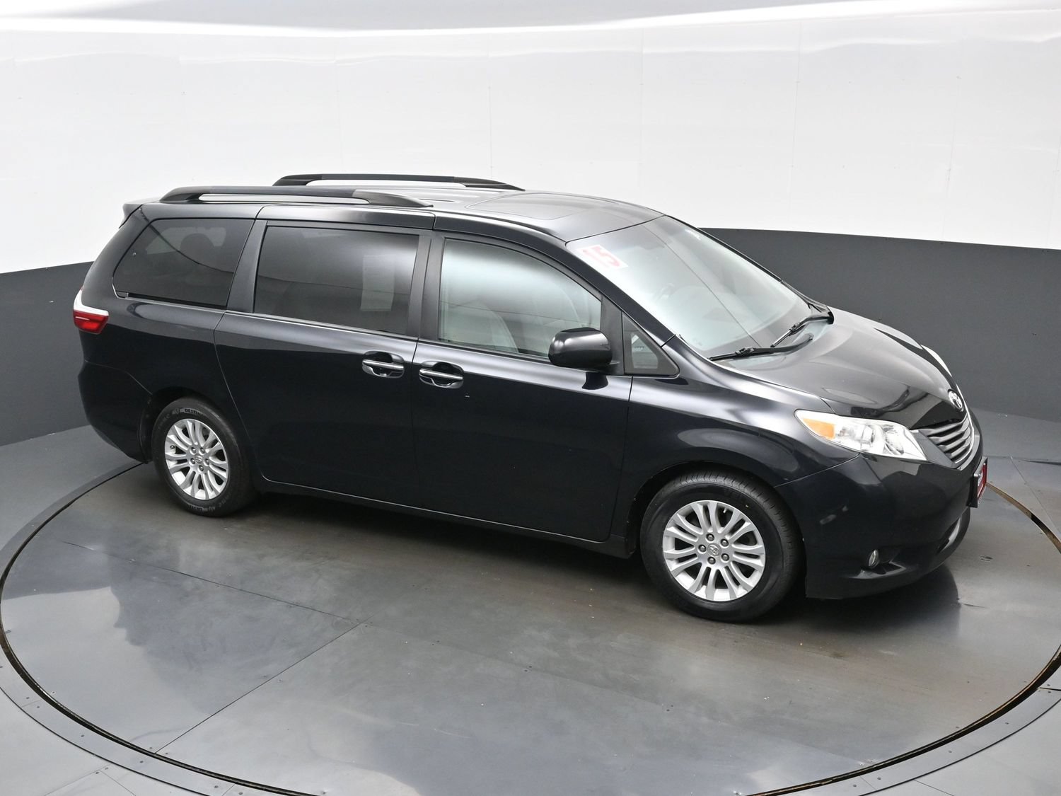 Used 2015 Toyota Sienna XLE w/ XLE Navigation Package FWD image 43
