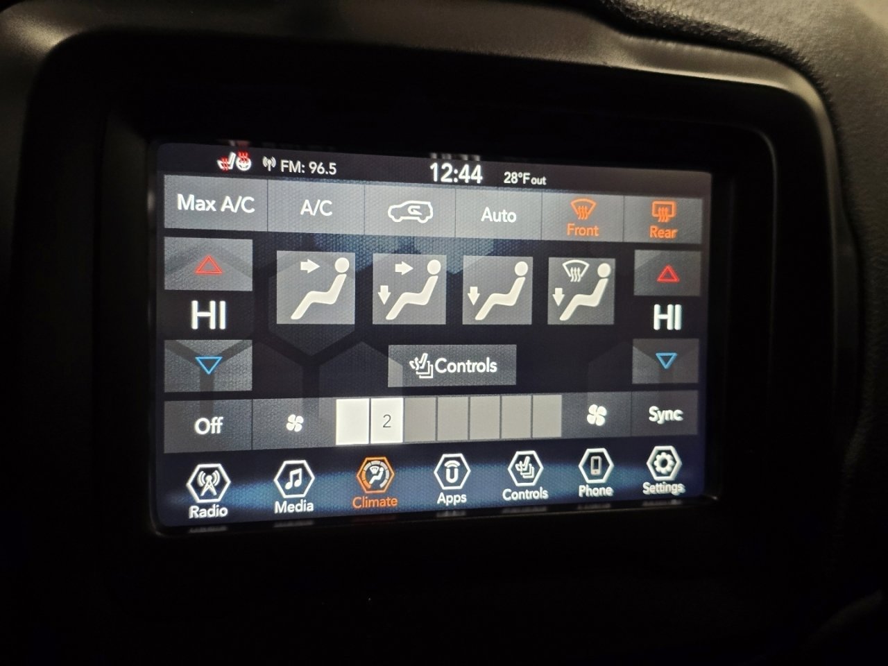 Used 2018 Jeep Renegade Latitude w/ Cold Weather Group image 24