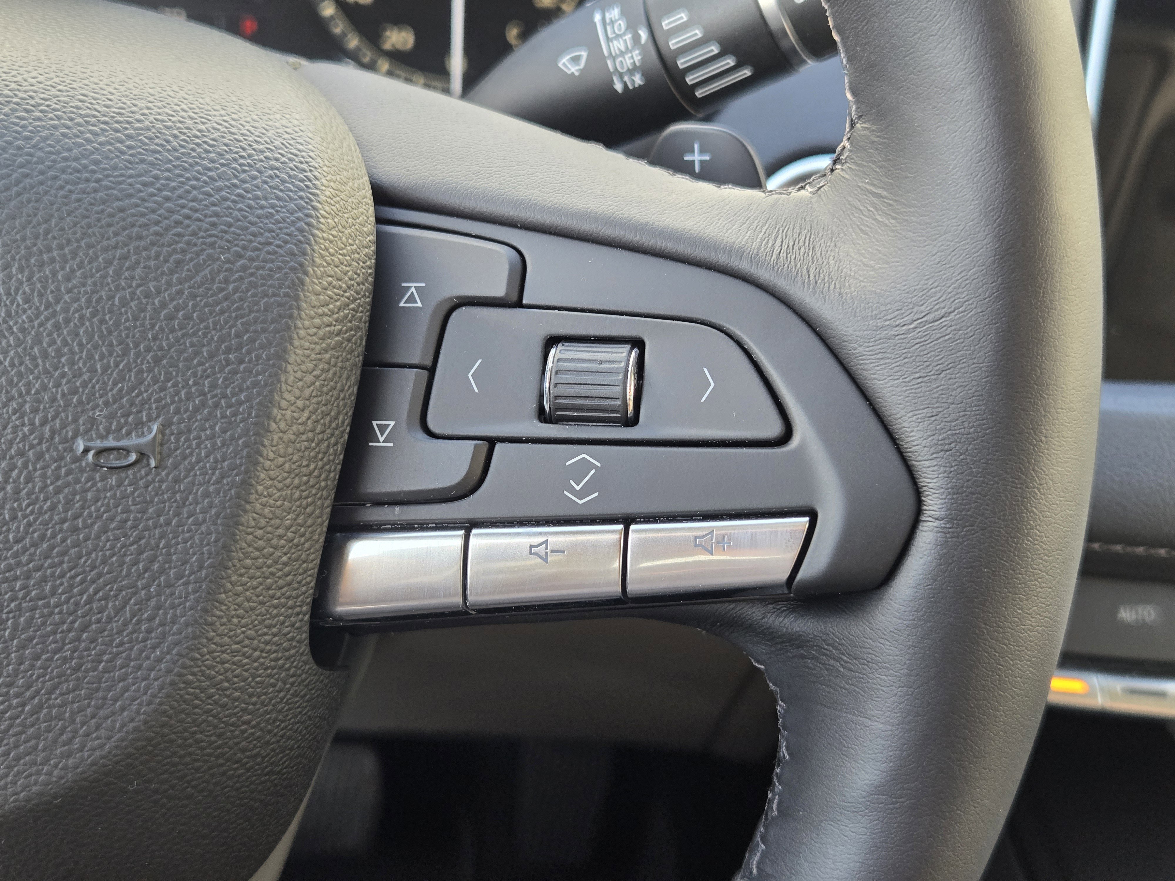 Used 2022 Cadillac XT4 Luxury w/ Cold Weather Package image 31