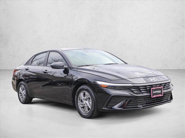 Certified 2025 Hyundai Elantra SE image 3