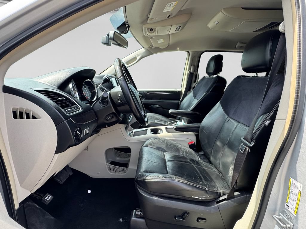 Used 2012 Chrysler Town & Country Limited FWD image 20