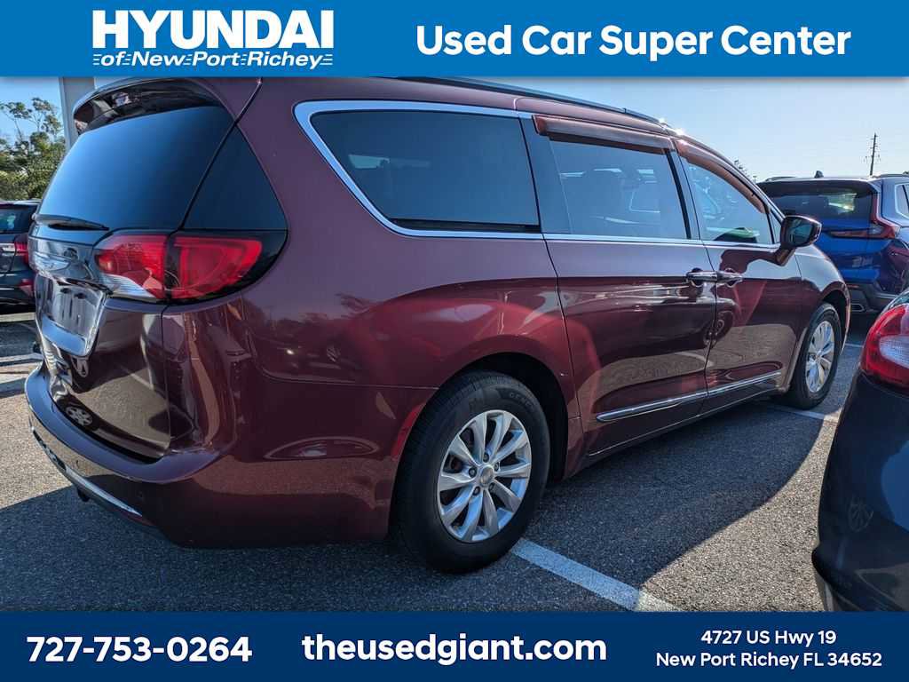 Used 2018 Chrysler Pacifica Touring-L Plus FWD image 2