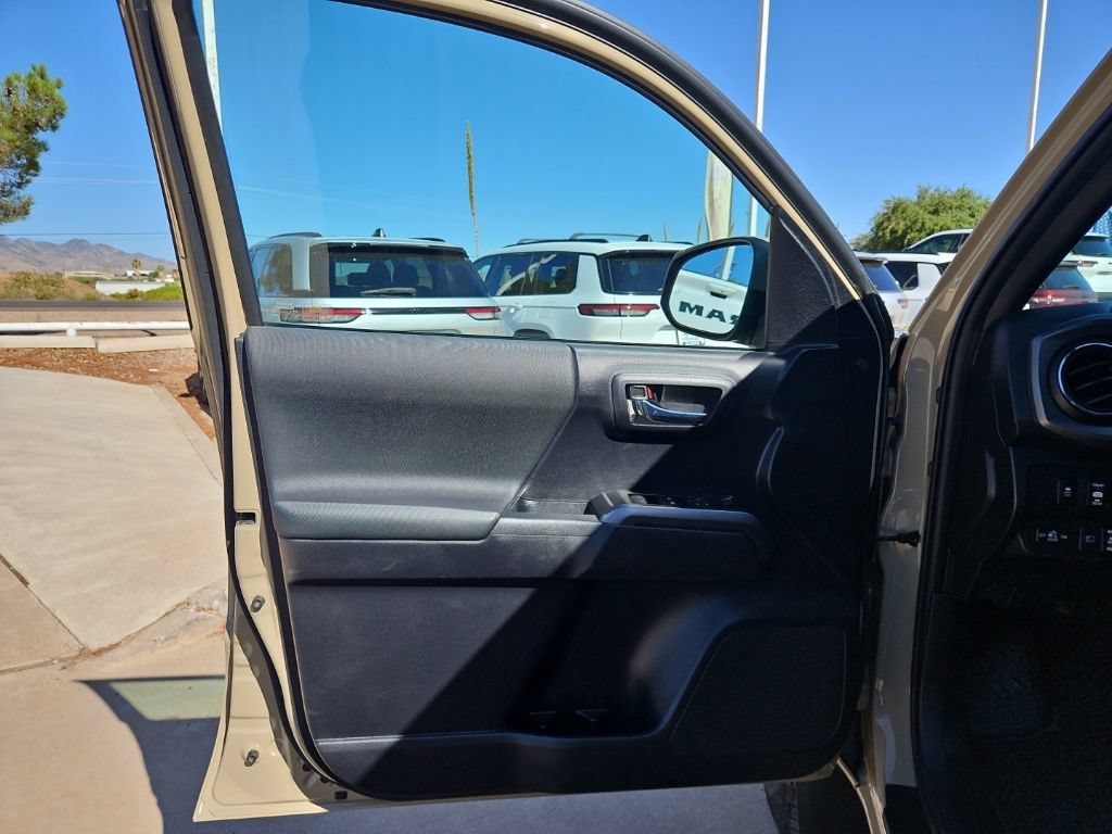 Used 2020 Toyota Tacoma TRD Off-Road w/ Technology Package AWD/4WD image 11