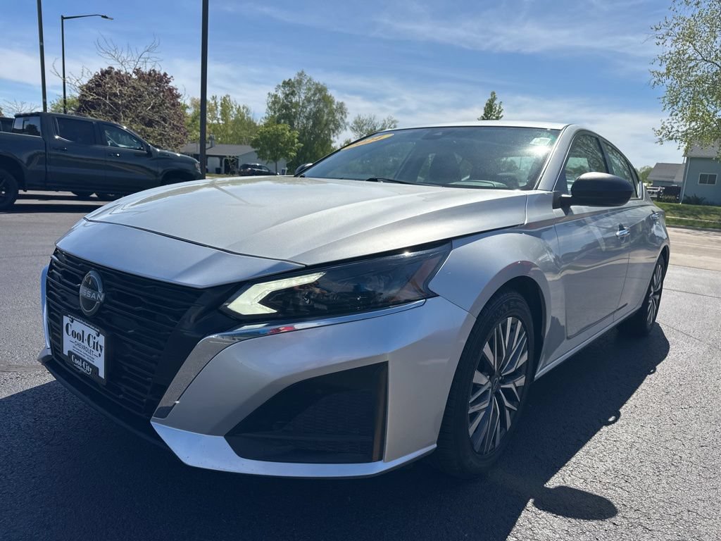 Used 2024 Nissan Altima 2.5 SV FWD image 2