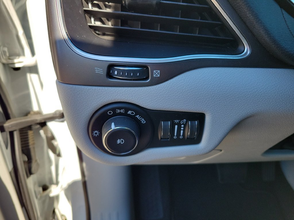 Used 2020 Jeep Cherokee Latitude Plus FWD image 29