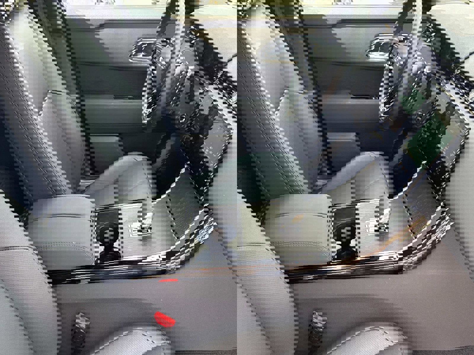 Certified 2025 Land Rover Range Rover Velar Dynamic SE image 5