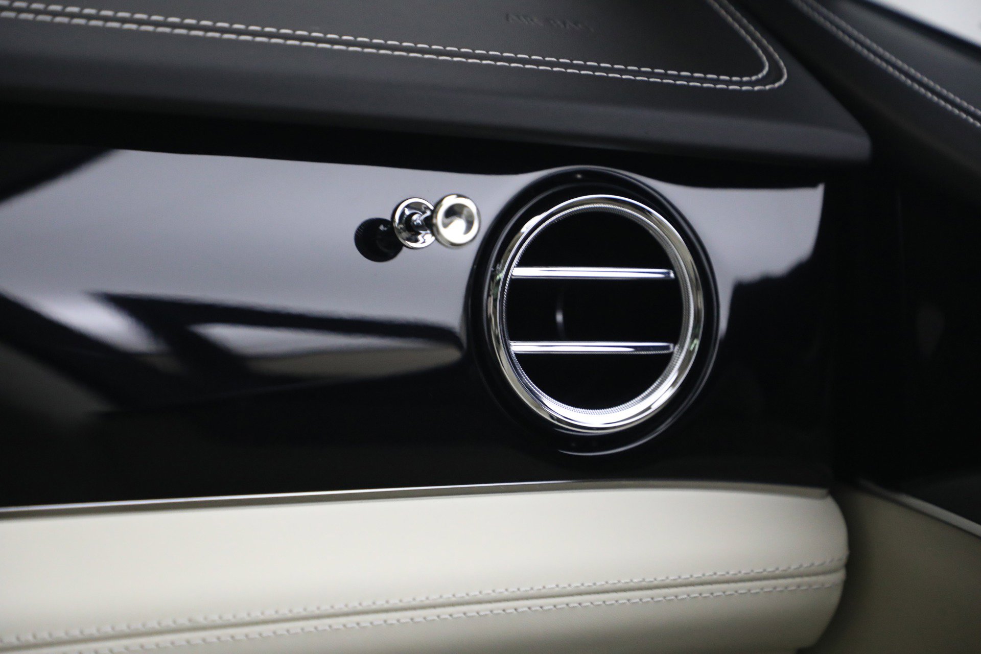 Used 2022 Bentley Bentayga AWD/4WD image 32