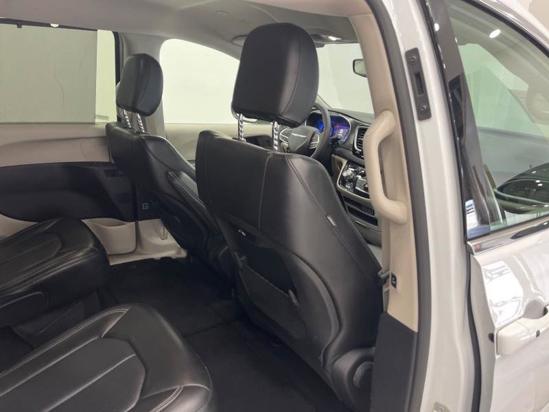 Used 2023 Chrysler Pacifica Touring-L image 48