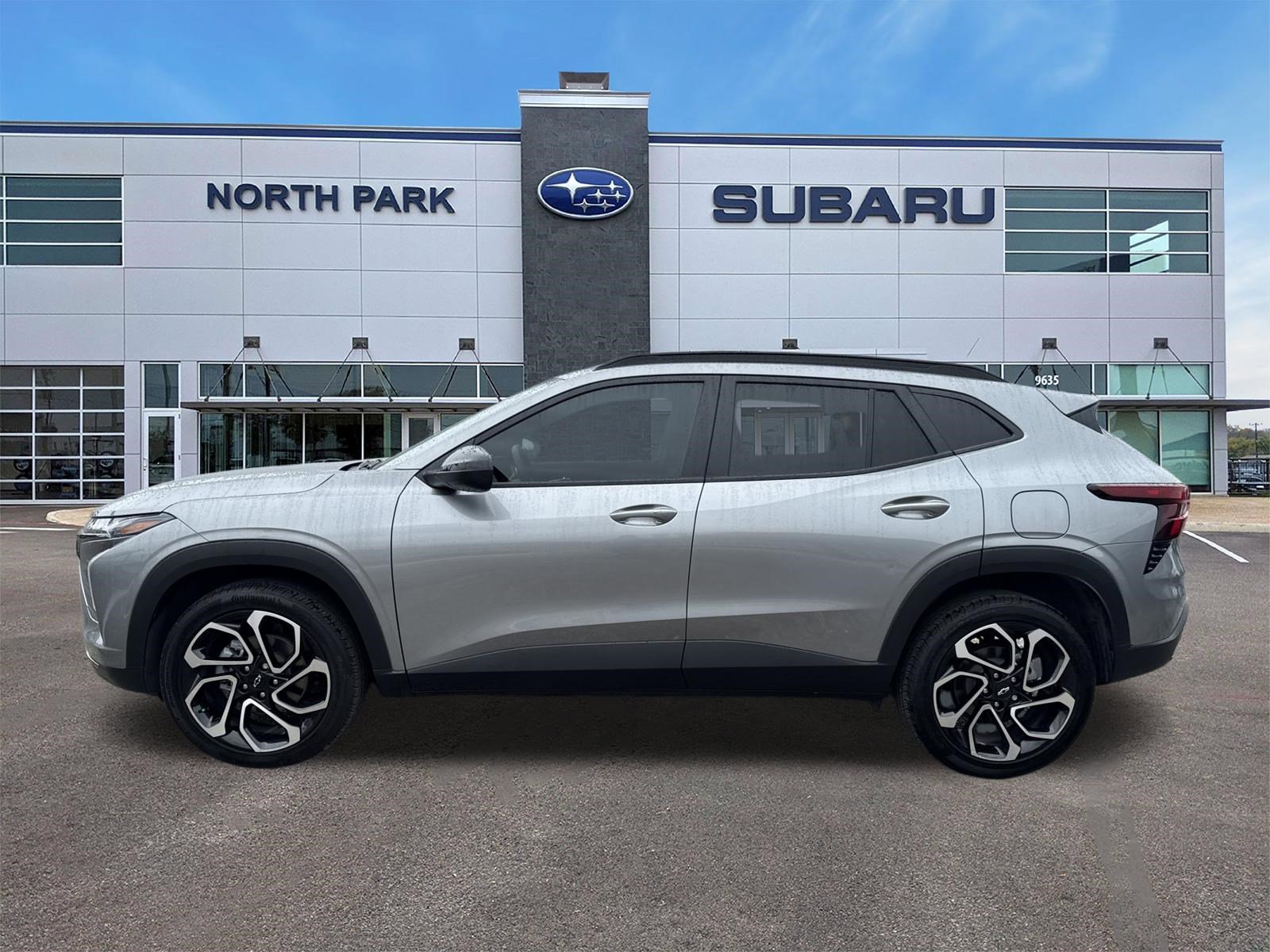 Used 2025 Chevrolet Trax RS w/ Driver Confidence Package FWD image 3