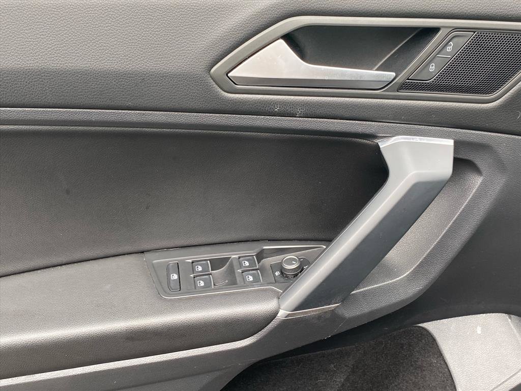 Used 2020 Volkswagen Tiguan SE R-Line w/ 3rd Row Seat Package AWD/4WD image 17
