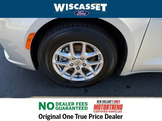 Used 2024 Chrysler Pacifica Touring-L FWD image 30