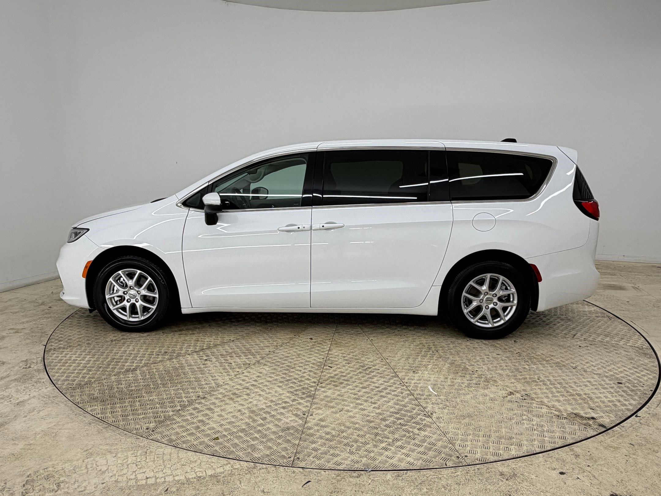 Used 2023 Chrysler Pacifica Touring-L image 2