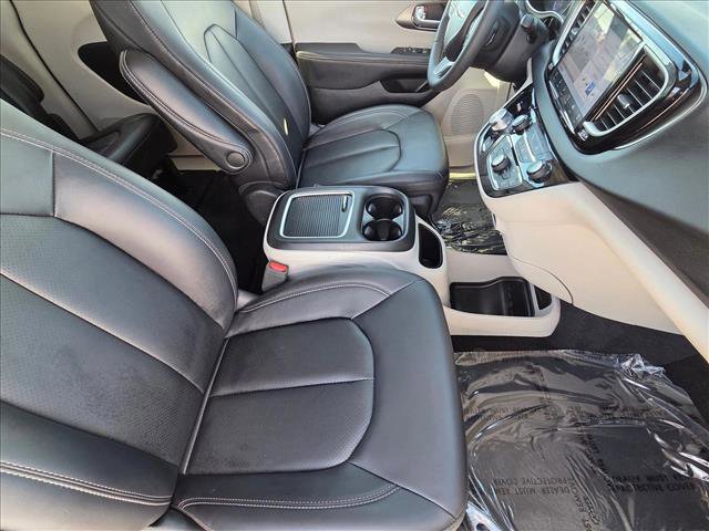 Used 2024 Chrysler Pacifica Touring-L FWD image 19