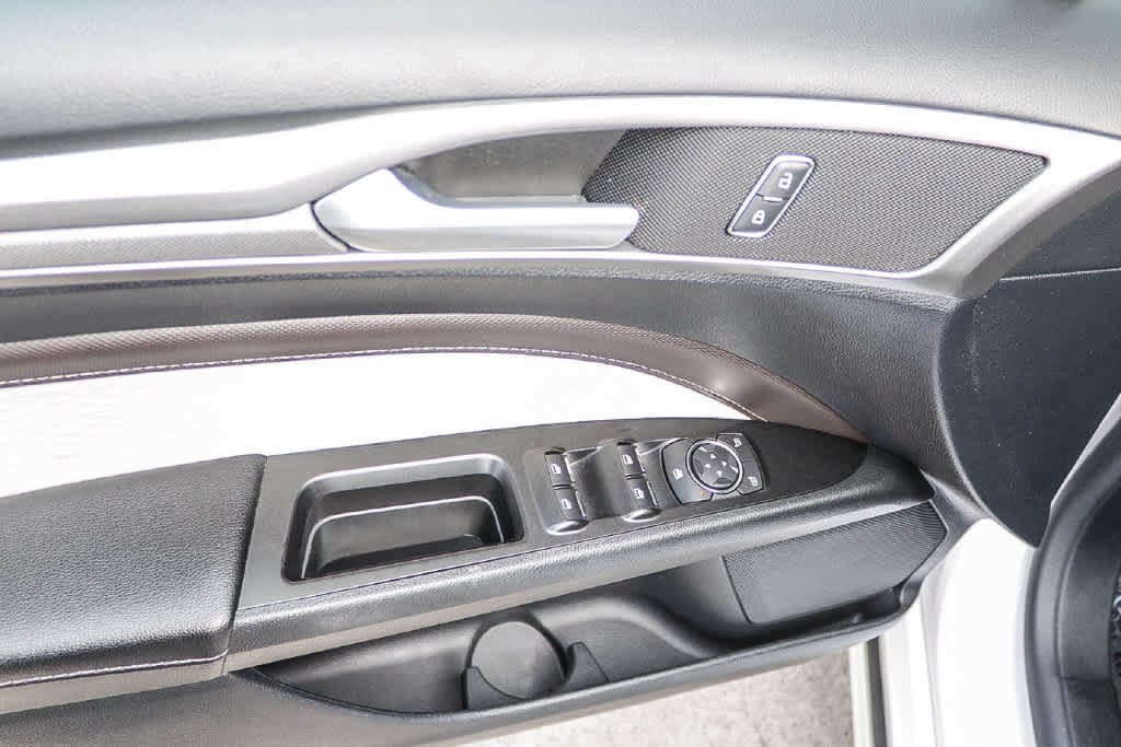 Used 2020 Ford Fusion SE w/ Equipment Group 151A FWD image 19