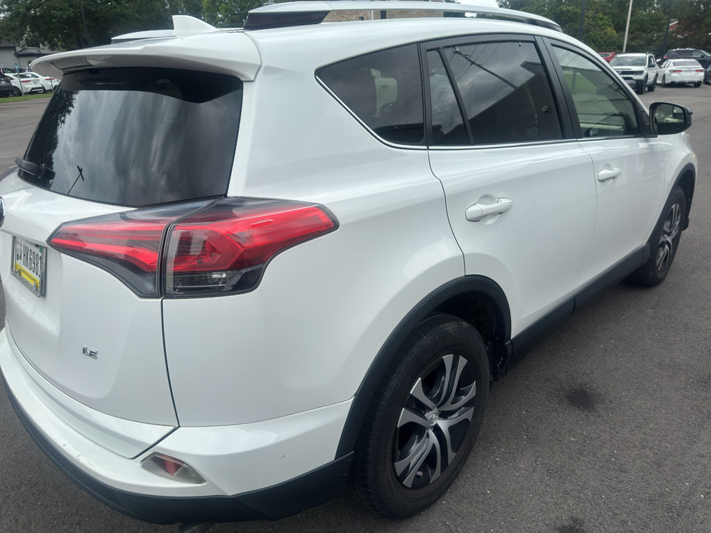 Used 2016 Toyota RAV4 LE FWD image 4