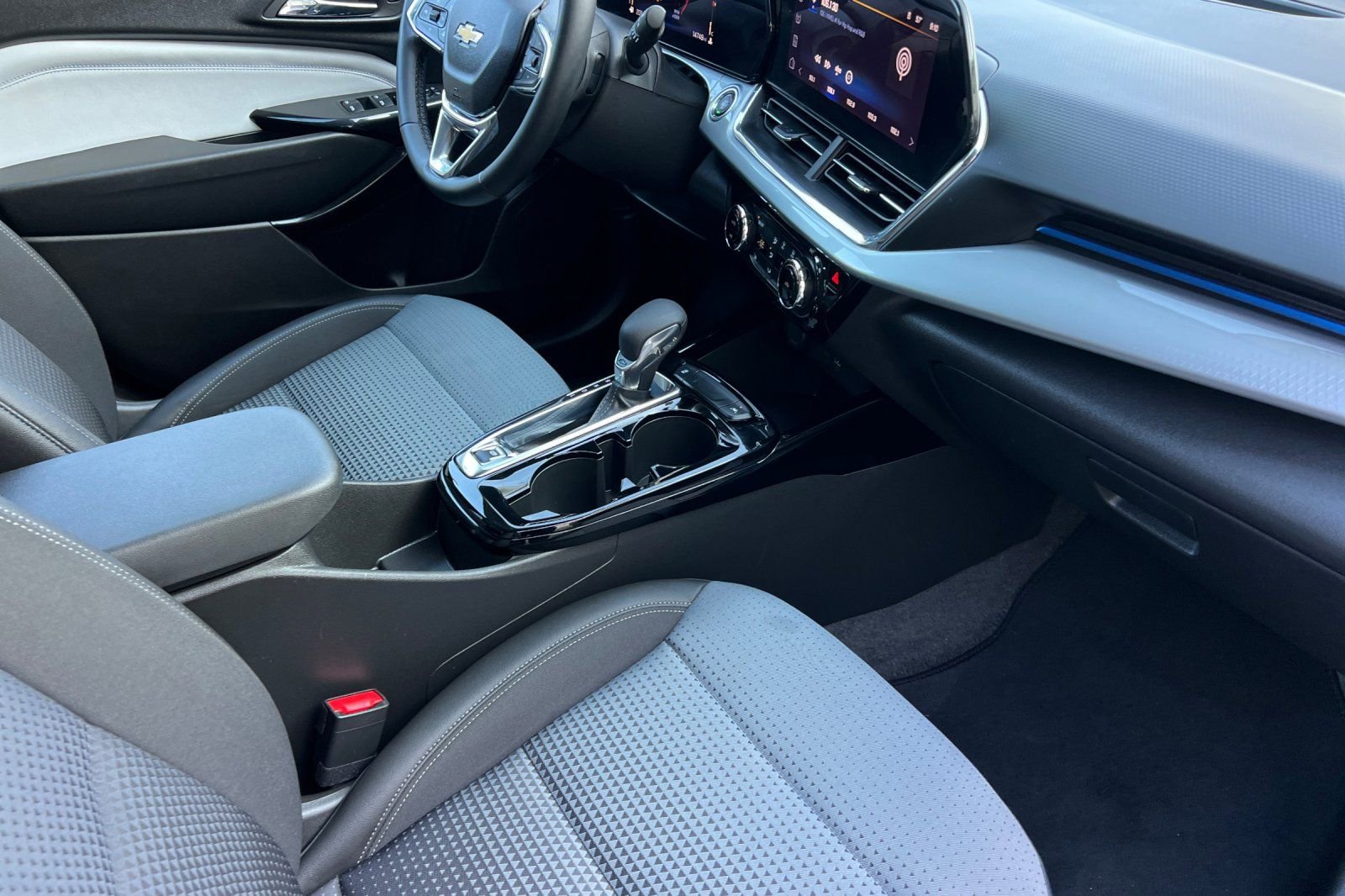 Used 2025 Chevrolet Trax LT w/ LT Convenience Package image 16