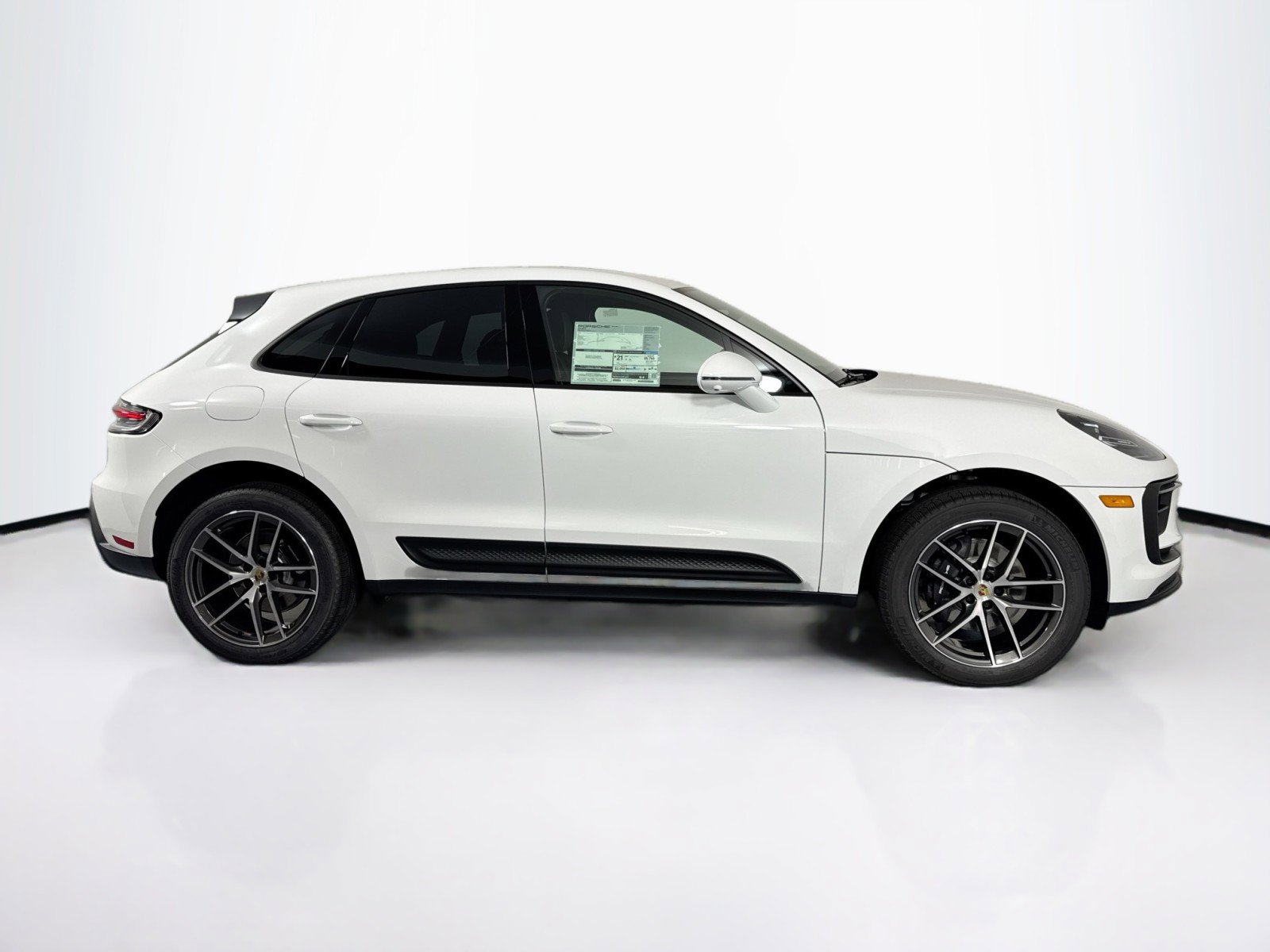 Certified 2025 Porsche Macan AWD/4WD image 8
