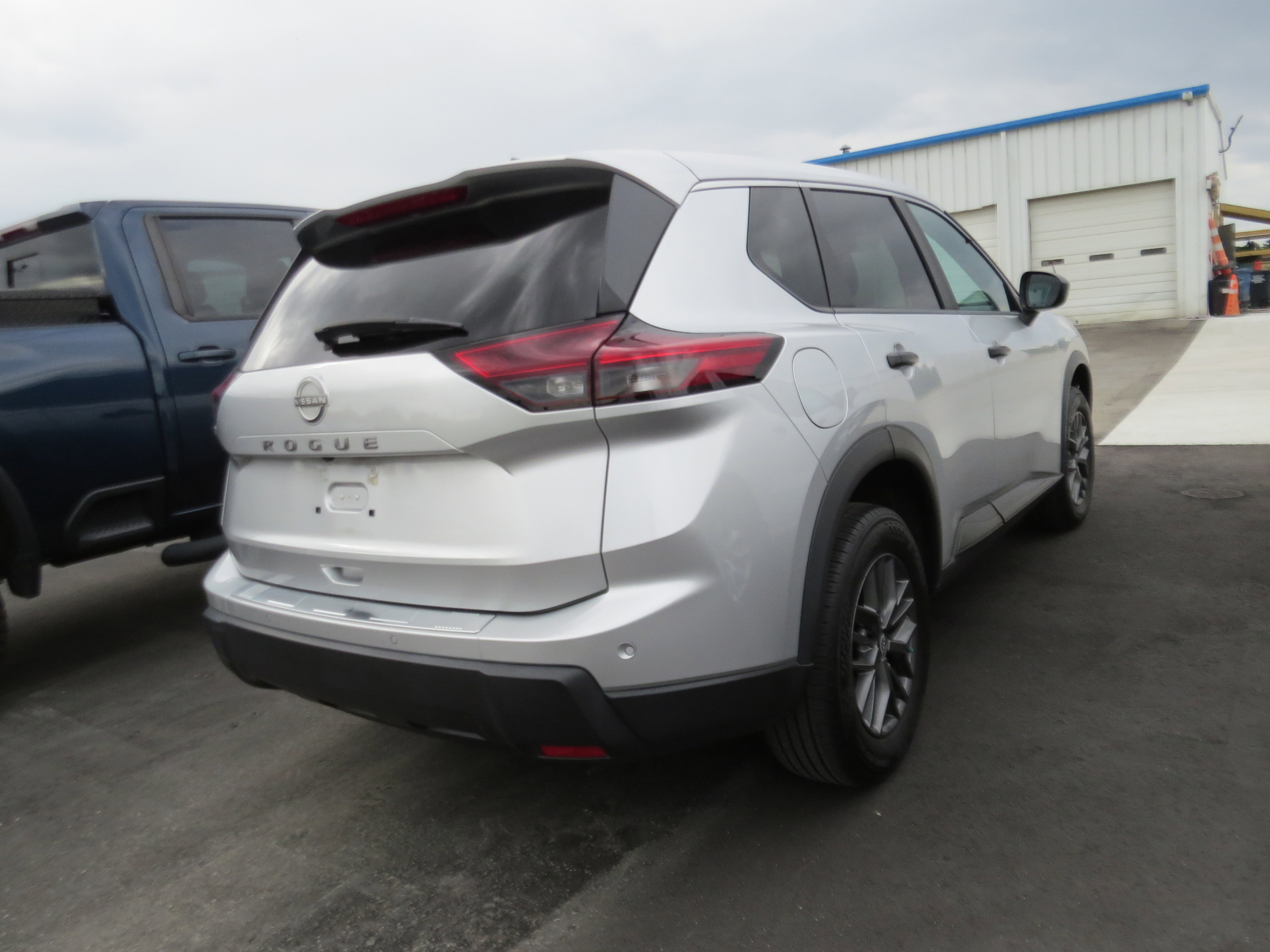 Used 2024 Nissan Rogue S FWD image 7