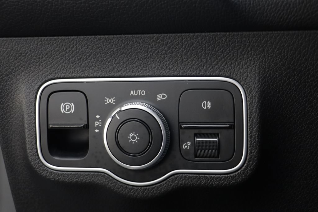 Used 2023 Mercedes-Benz EQB 300 4MATIC w/ Pinnacle Package image 8