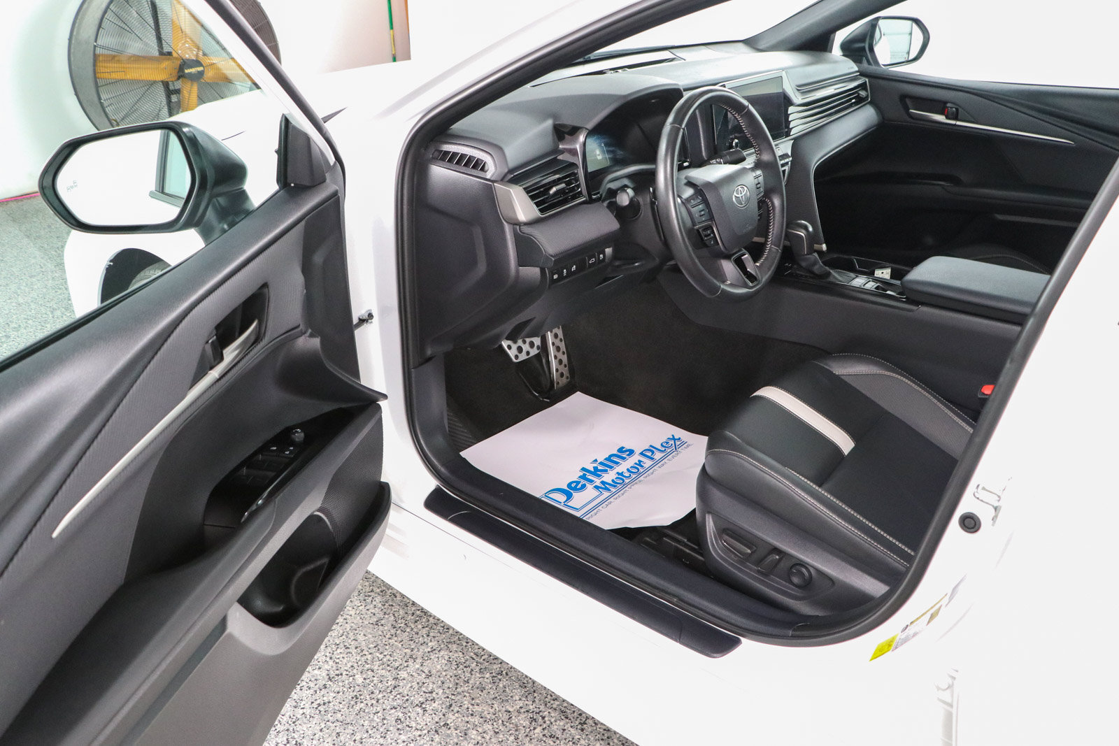 Used 2025 Toyota Camry SE FWD image 3