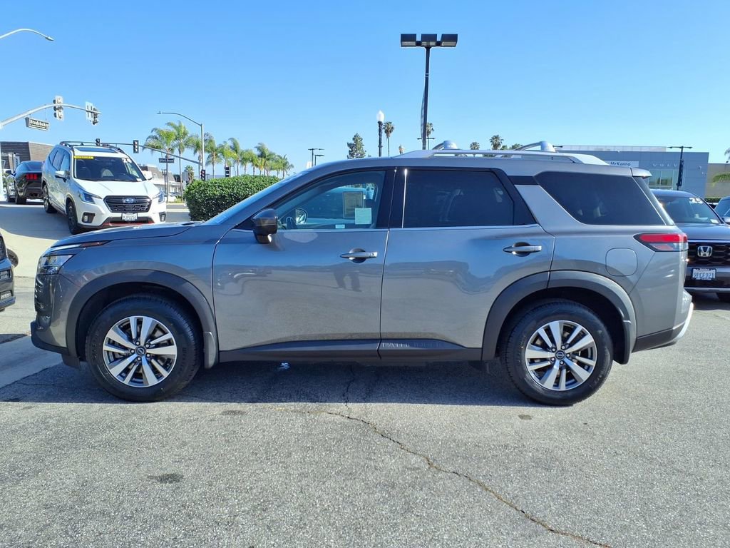 Used 2023 Nissan Pathfinder SL FWD image 2