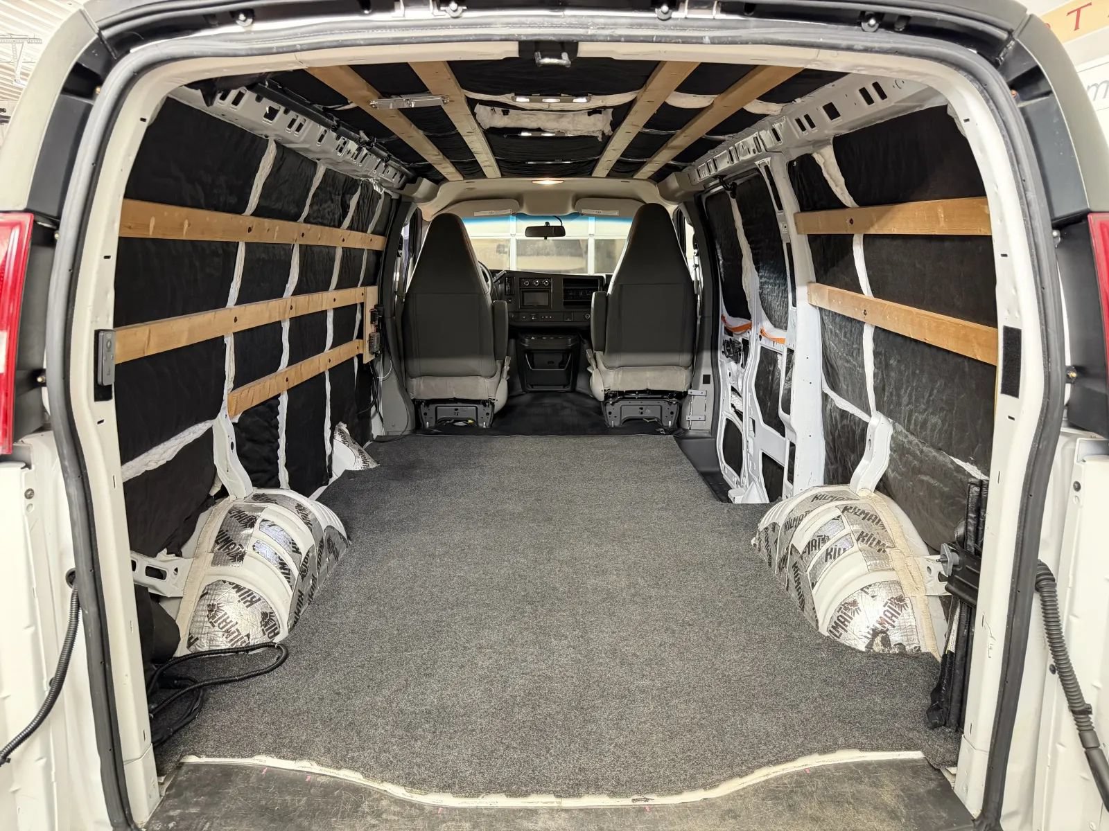 Used 2018 Chevrolet Express 2500 RWD image 23