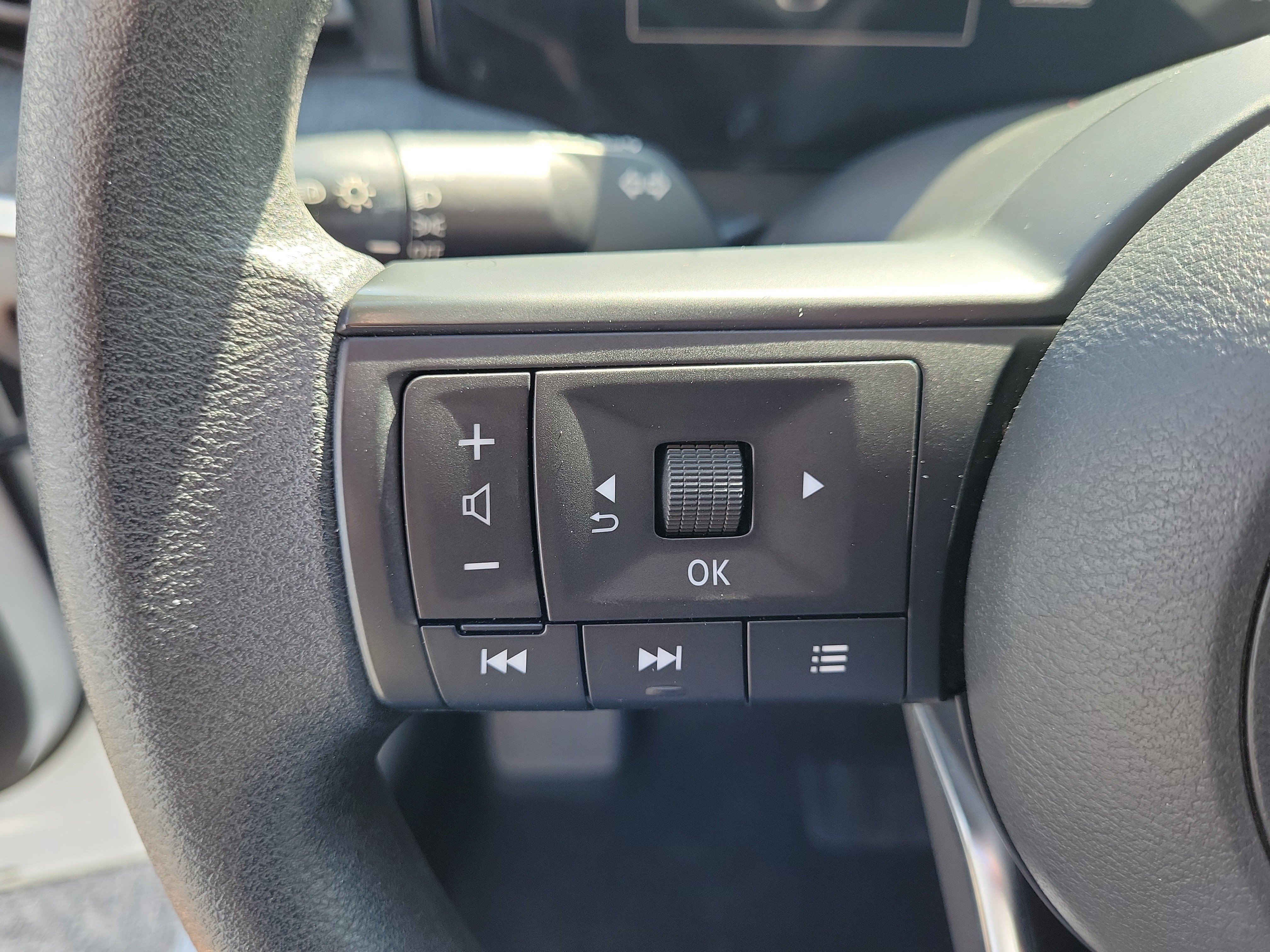 Certified 2025 Nissan Kicks SV FWD image 16