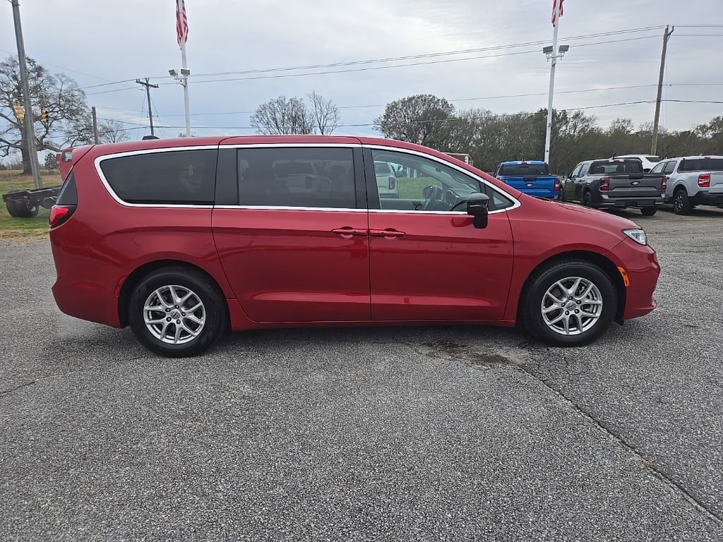 Used 2024 Chrysler Pacifica Touring-L image 4