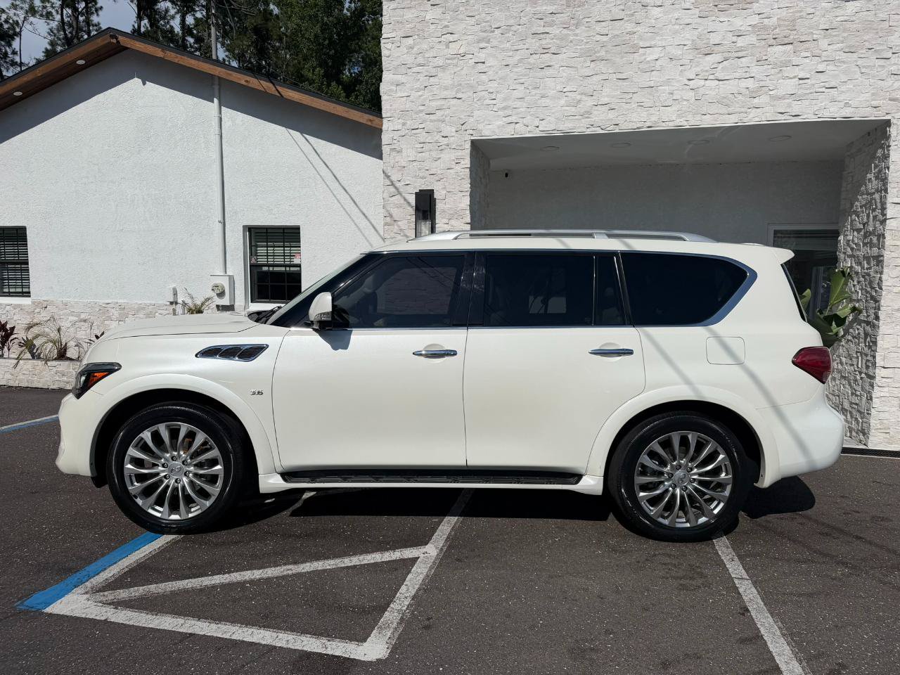 Used 2016 INFINITI QX80 4WD w/ 22" Wheel Package image 2