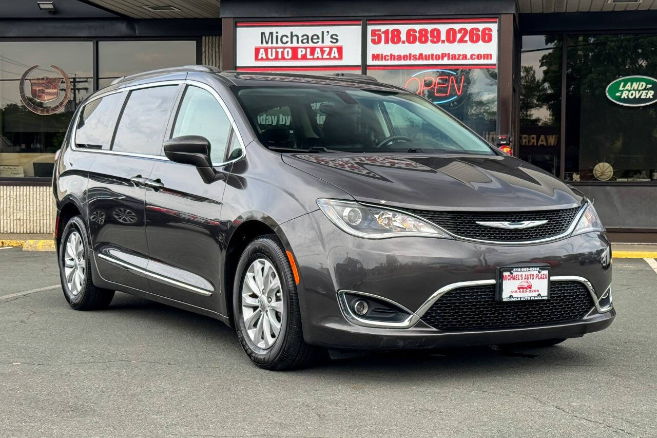 Used 2017 Chrysler Pacifica Touring-L FWD image 1