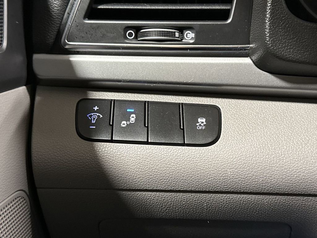 Used 2018 Hyundai Elantra Value Edition w/ Winter Weather Package image 18