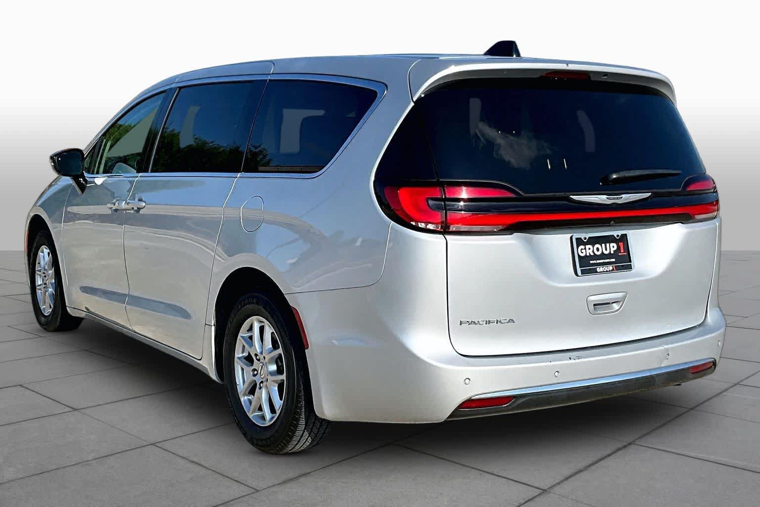 Used 2024 Chrysler Pacifica Touring-L FWD image 11