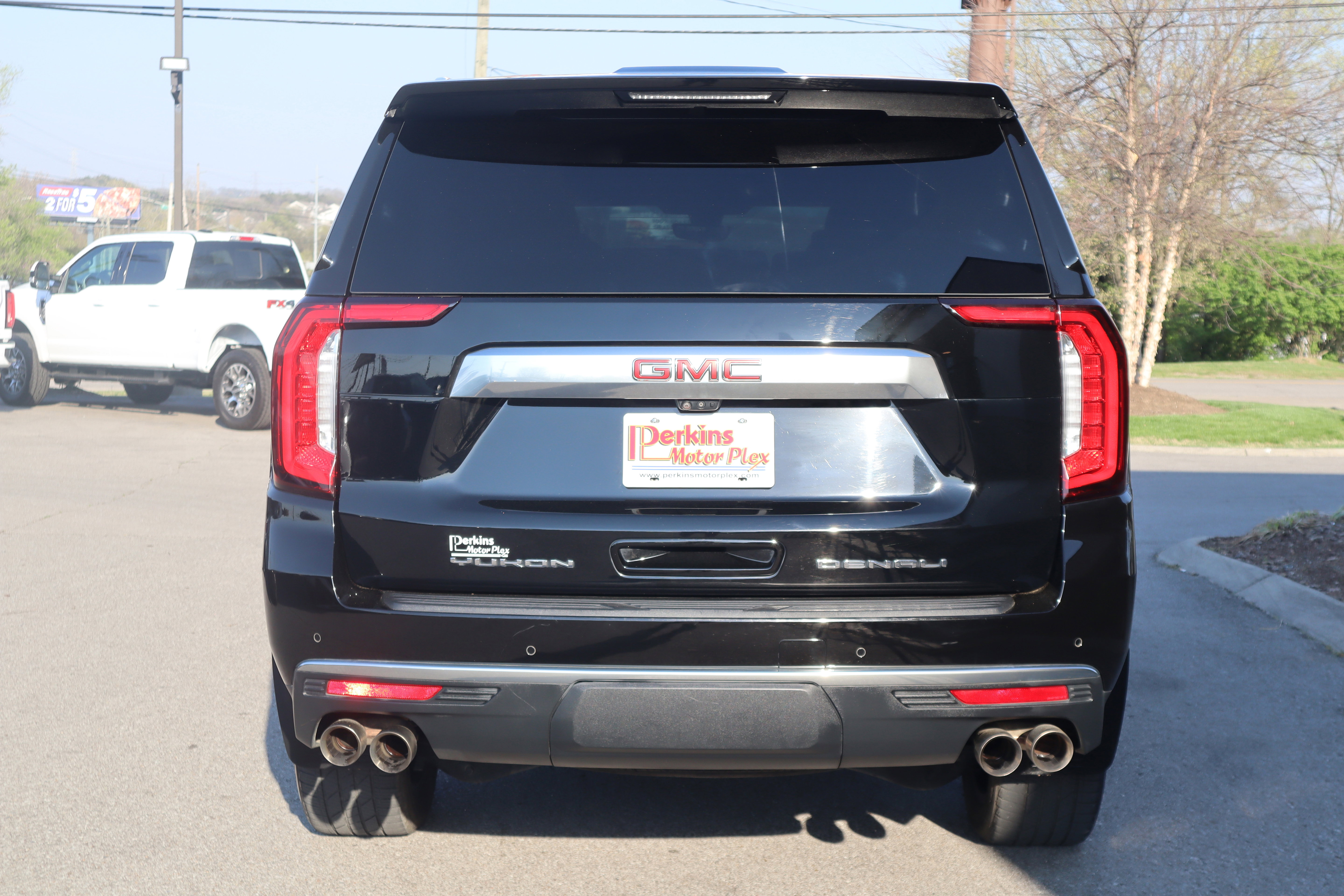 Used 2021 GMC Yukon Denali w/ Denali Premium Package image 8