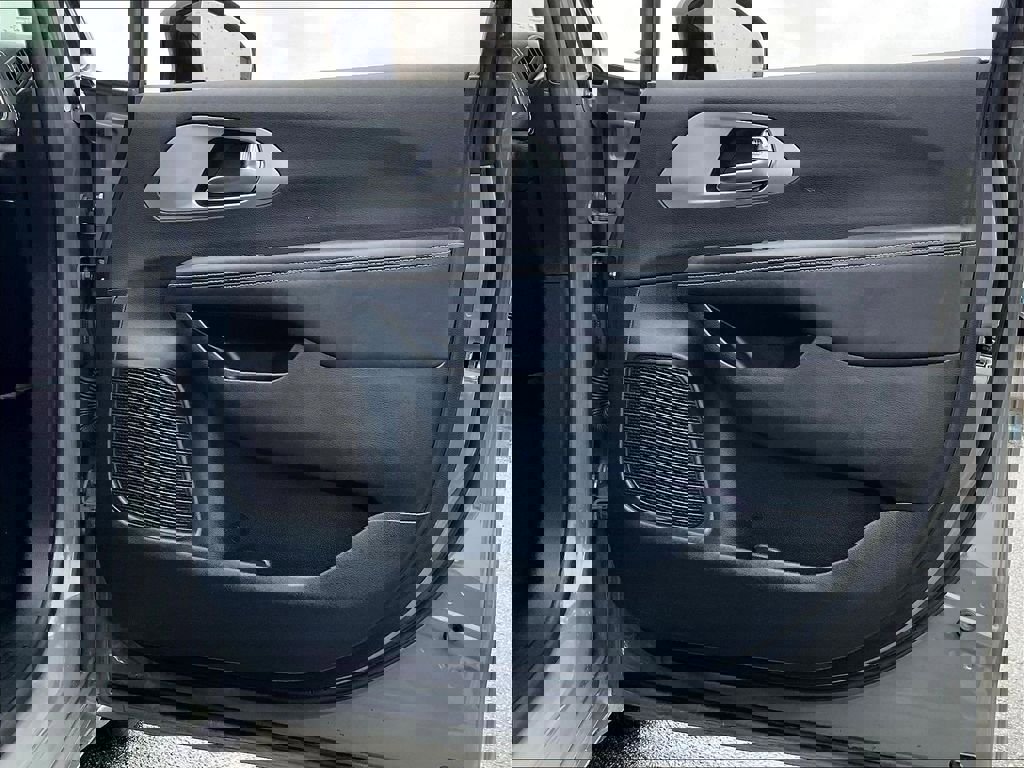 Used 2025 Chrysler Pacifica Limited FWD image 11