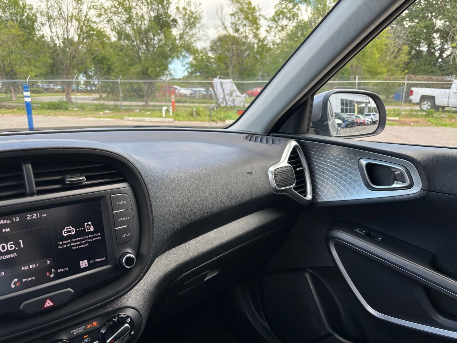 Used 2025 Kia Soul LX w/ LX Technology Package FWD image 33