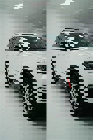 Used 2022 Jeep Grand Cherokee Limited image 4