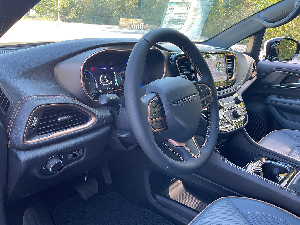 New 2027 Chrysler Pacifica Pinnacle w/ Theater Group FWD image 10