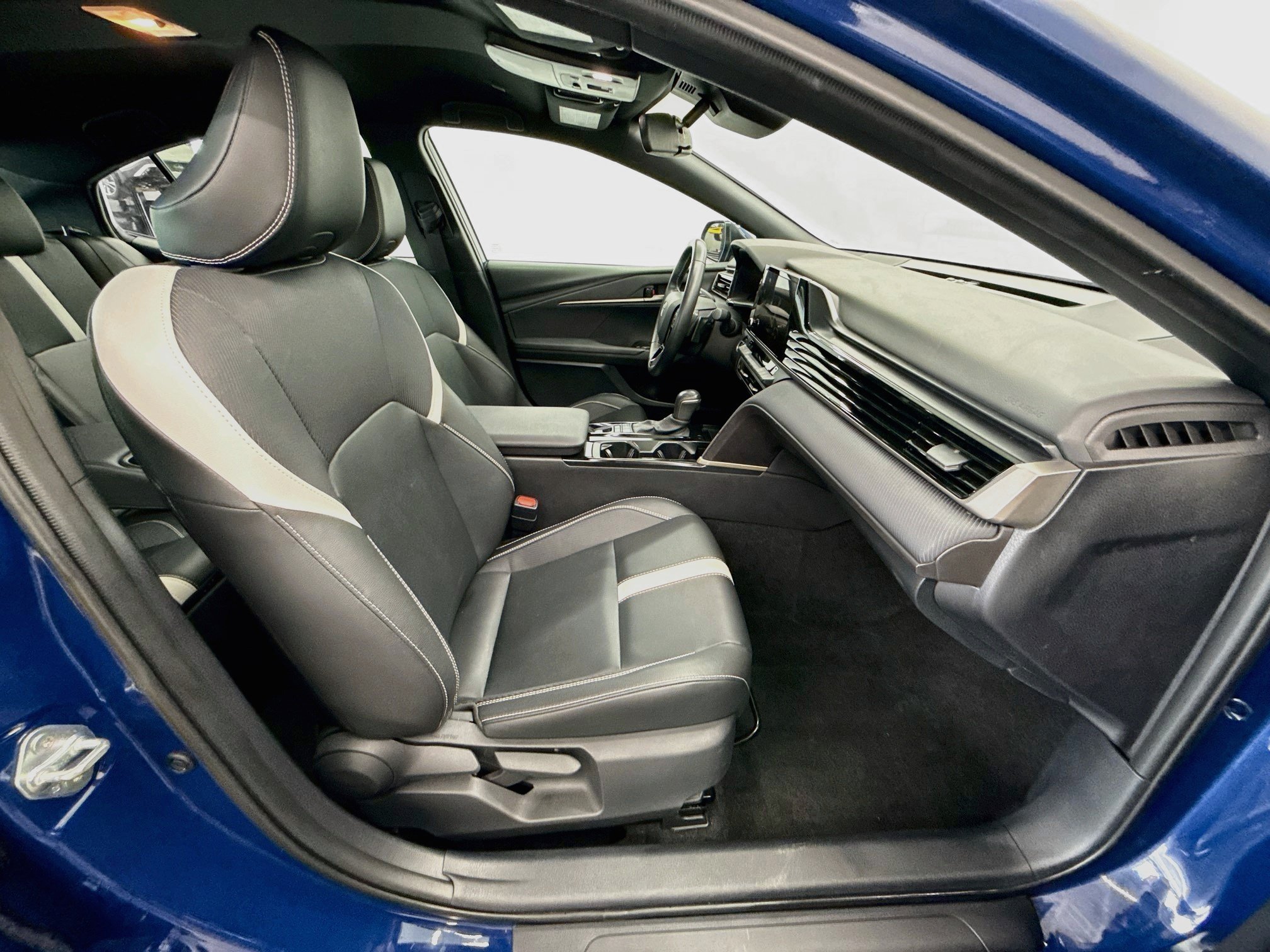 Used 2025 Toyota Camry SE FWD image 31