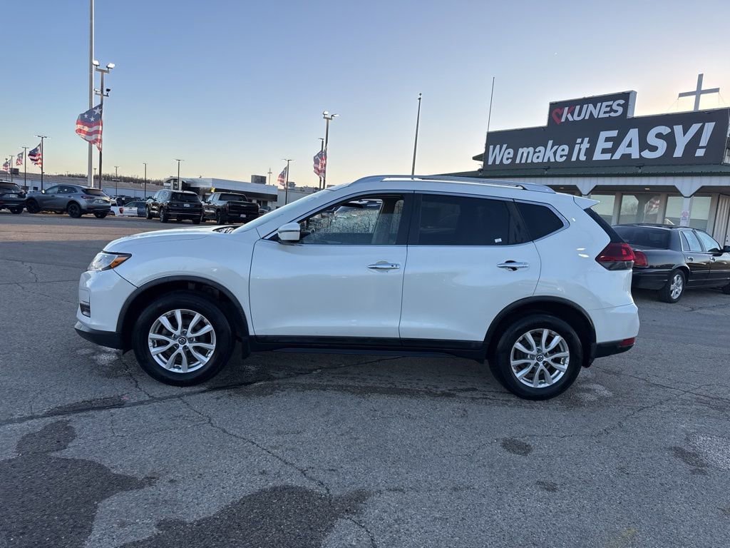 Used 2018 Nissan Rogue SV image 4