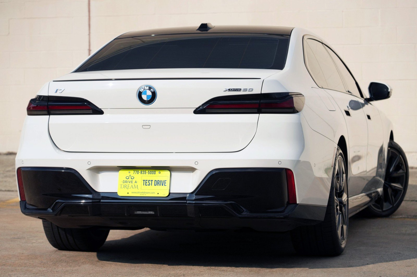 Used 2024 BMW i7 xDrive60 w/ Premium Package AWD/4WD image 4