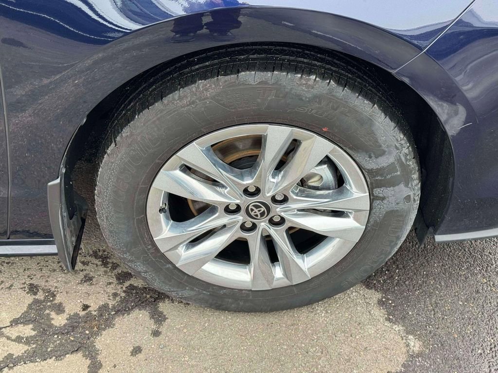 Used 2025 Toyota Sienna Limited image 9