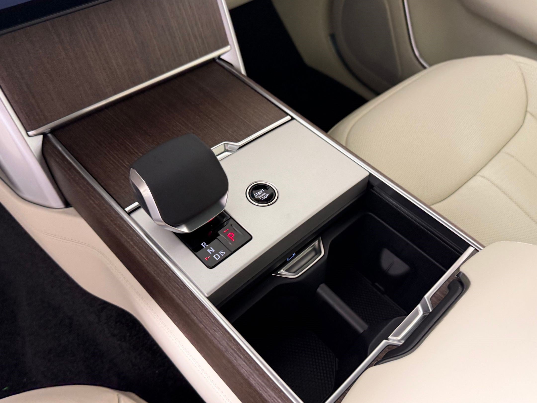 New 2026 Land Rover Range Rover Long Wheelbase SE AWD/4WD image 17