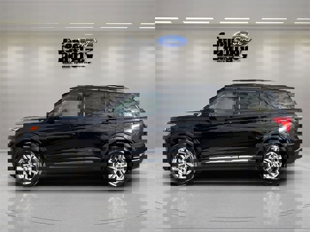 Used 2023 Ford Explorer XLT w/ Equipment Group 202A image 4