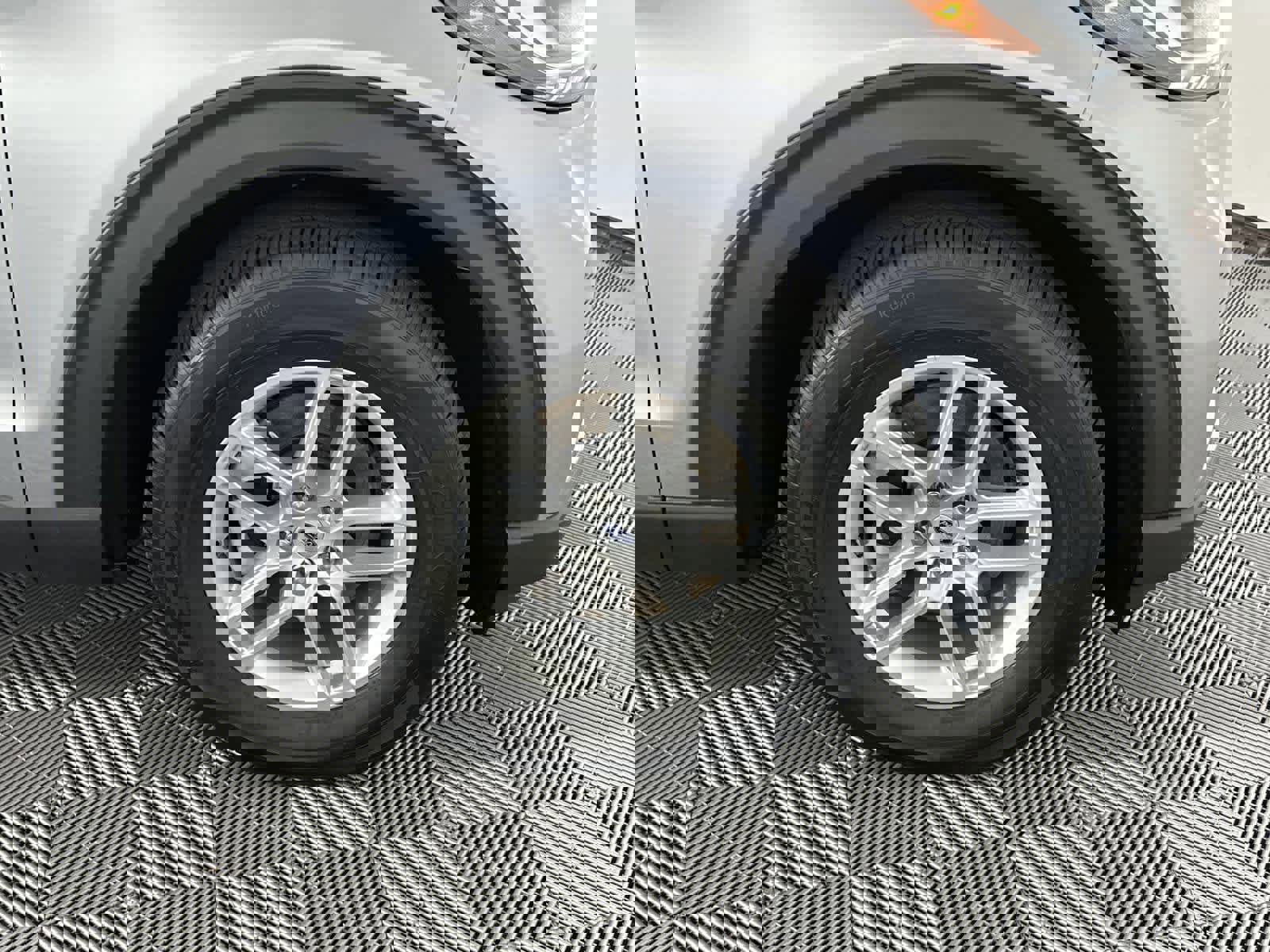 New 2025 Ford Explorer Active image 10