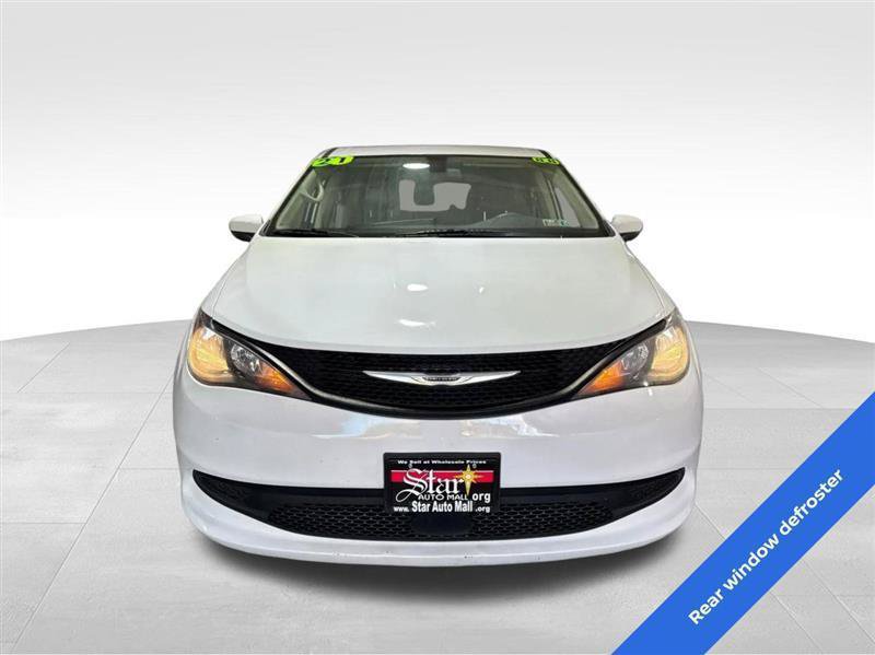 Used 2021 Chrysler Voyager L FWD image 2