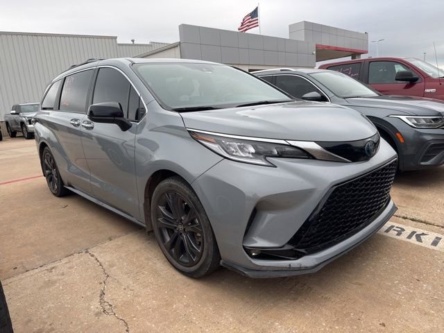 Used 2023 Toyota Sienna XSE FWD image 1