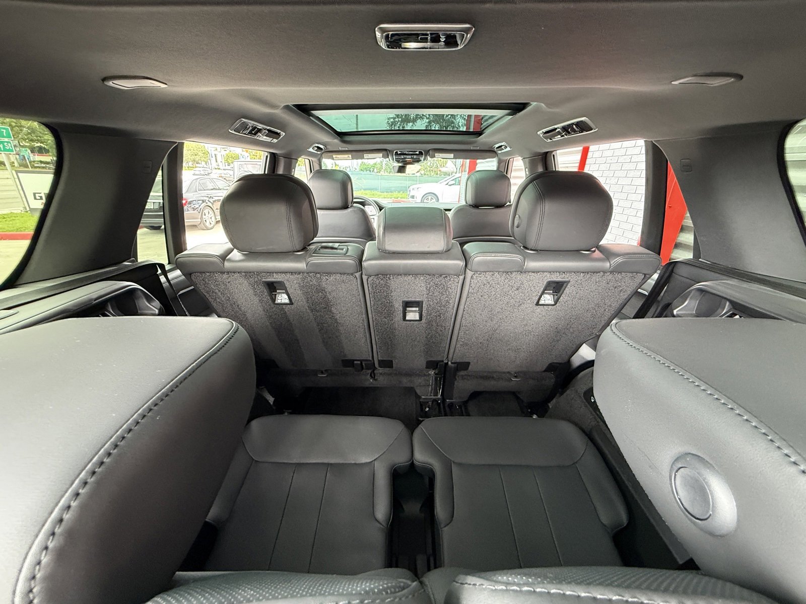 Used 2023 Land Rover Range Rover Long Wheelbase SE image 16