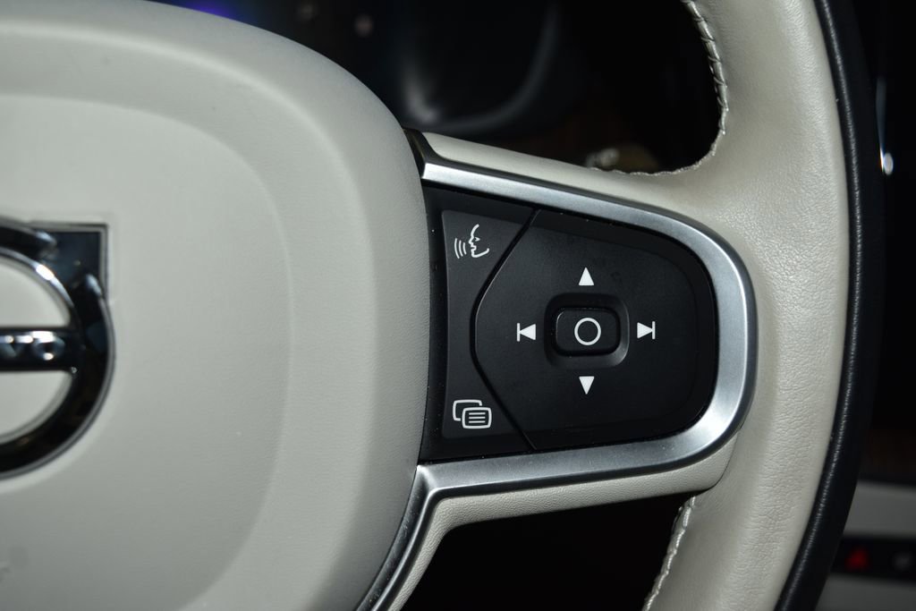 Used 2022 Volvo XC60 B5 Momentum image 10