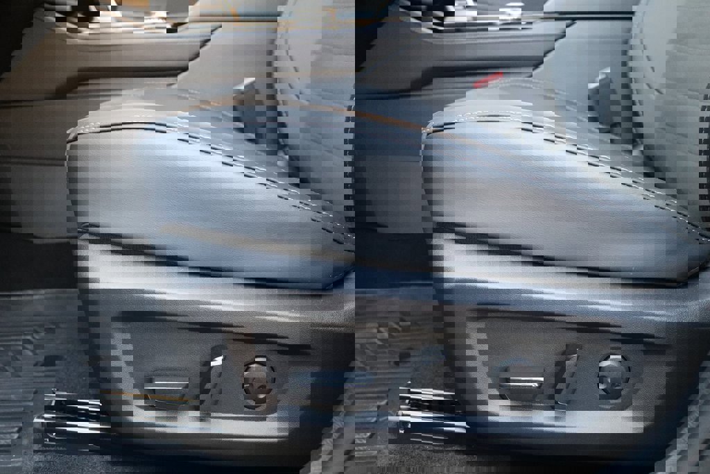 Used 2025 Mitsubishi Outlander SE image 11